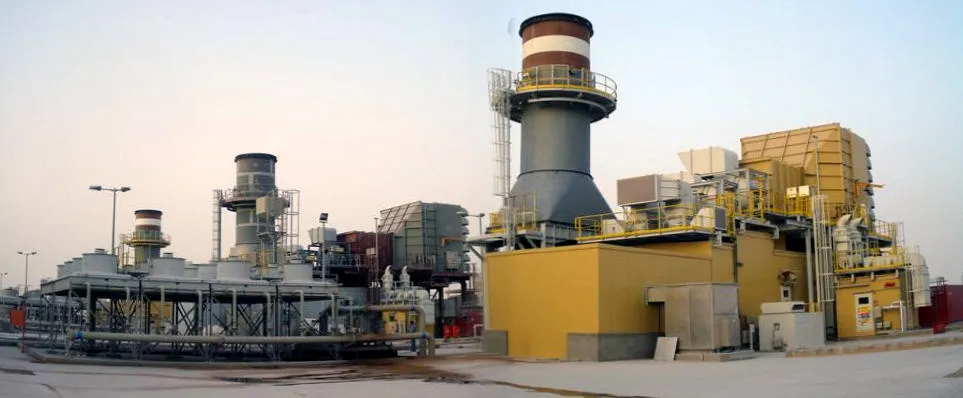 Centrale elettrica a ciclo aperto realizzata da Tech-engineering: turbine a gas, camini e sala macchine
